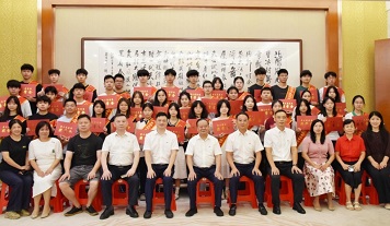 暖心護(hù)航夢(mèng)想，共赴青春新程 ▏廣東霸王花集團(tuán)舉行2025年員工子女高考獎(jiǎng)學(xué)金發(fā)放儀式